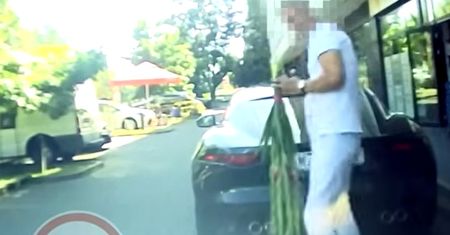 Zablokował jaguarem drogę. Wyszedł z kwiatami. Sceny w Warszawie