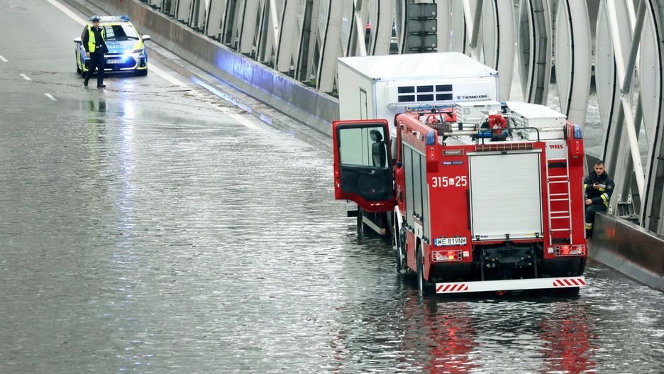 Zalana Trasa Toru?ska w Warszawie
Fot. Pawel Wodzynski/East News, Warszawa, 30.08.2023. Zalana Trasa Torunska w ciagu drogi ekspresowej S8 w Warszawie.
Pawel Wodzynski