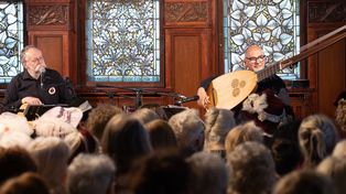 Wspólne śpiewanie w słupskim ratuszu. Wystąpił duet grający na instrumentach dawnych