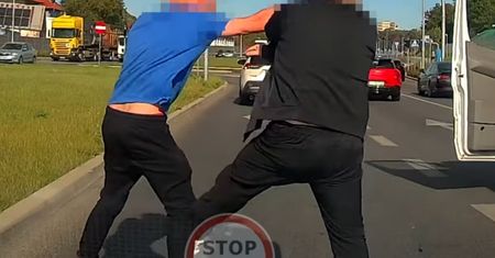 Nagle wyszli z aut. Kamera nagrała bójkę na światłach
