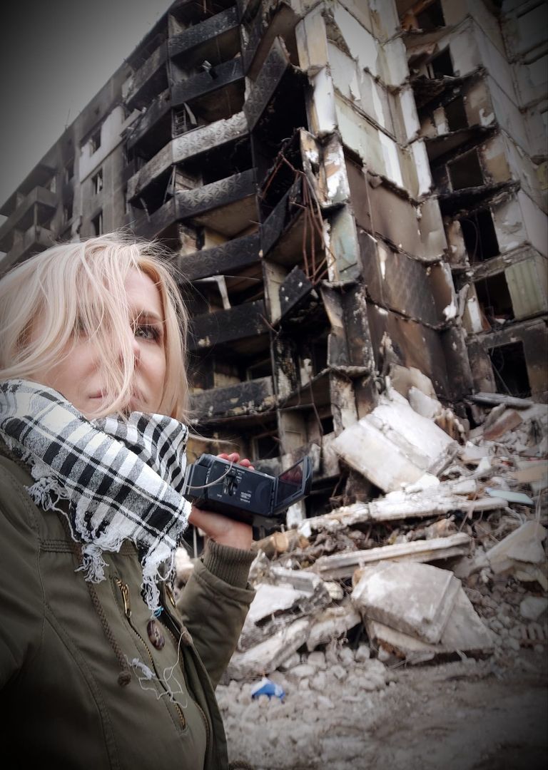 Bianka Zalewska na tle zniszczeń  w Borodziance