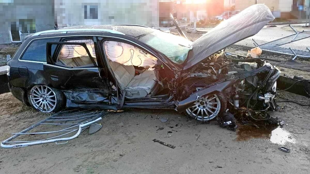 Uszkodzone audi po uderzeniu w betonowy murek