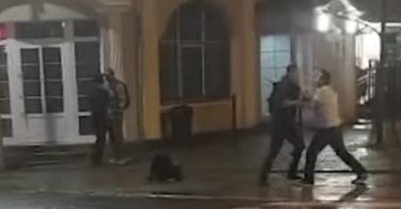Pijacka burda. Amerykańscy żołnierze ciągnęli krzyczącą kobietę