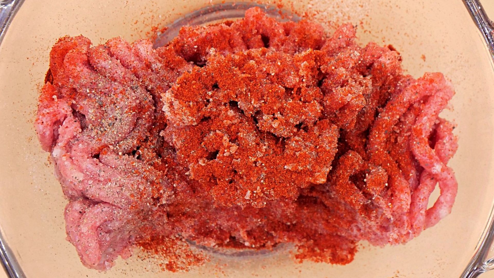 Mięso mielone może być wartościowym składnikiem diety, jeśli pochodzi z pewnego źródła i ma prosty skład.