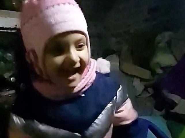 5-latka tańczy w schronie przy głośnej muzyce. Rodzice chcieli zagłuszyć bombardowanie