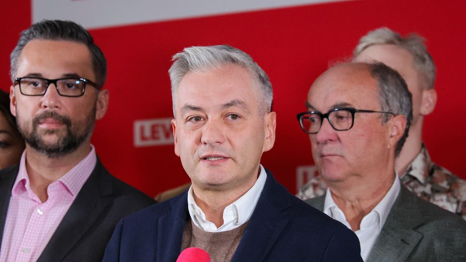 Warszawa, 05.10.2024. Współprzewodniczący Nowej Lewicy Robert Biedroń (C) i Włodzimierz Czarzasty (P) i wiceminister aktywów państwowych Marcin Kulasek (L) podczas konferencji prasowej po posiedzeniu Rady Krajowej Nowej Lewicy, 5 bm. w Warszawie. Celem spotkania było zwołanie kongresu statutowego Nowej Lewicy, który dokona zmian w statucie ugrupowania. (sko) PAP/Paweł Supernak