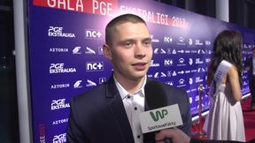 Żużlowcy skrępowani na czerwonym dywanie (WIDEO)