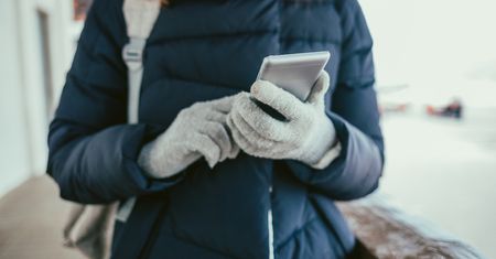 Bateria szybciej pada w chłodne dni? Wyłącz tę funkcję w telefonie
