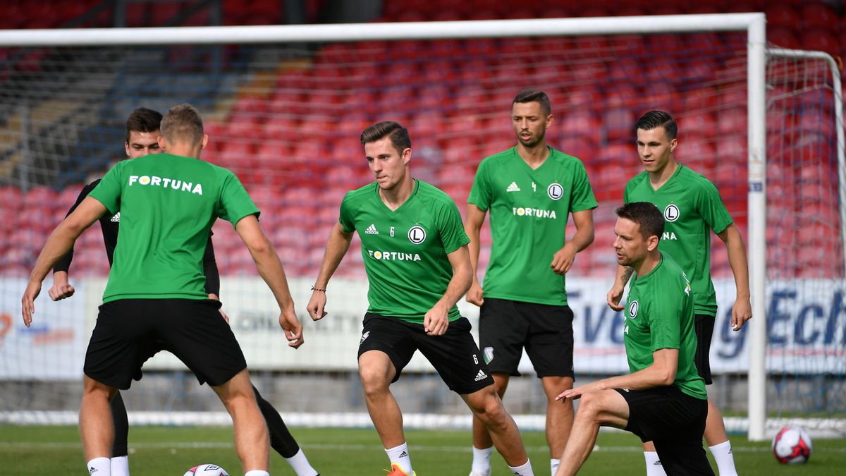 zawodnicy Legii Warszawa podczas treningu drużyny na Turners Cross Stadium przed meczem z Cork City FC