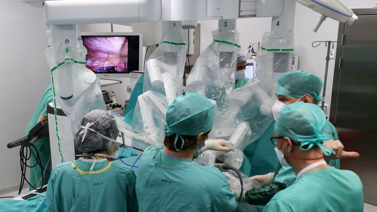 Operacja z użyciem robota chirurgicznego (zdjęcie ilustracyjne)