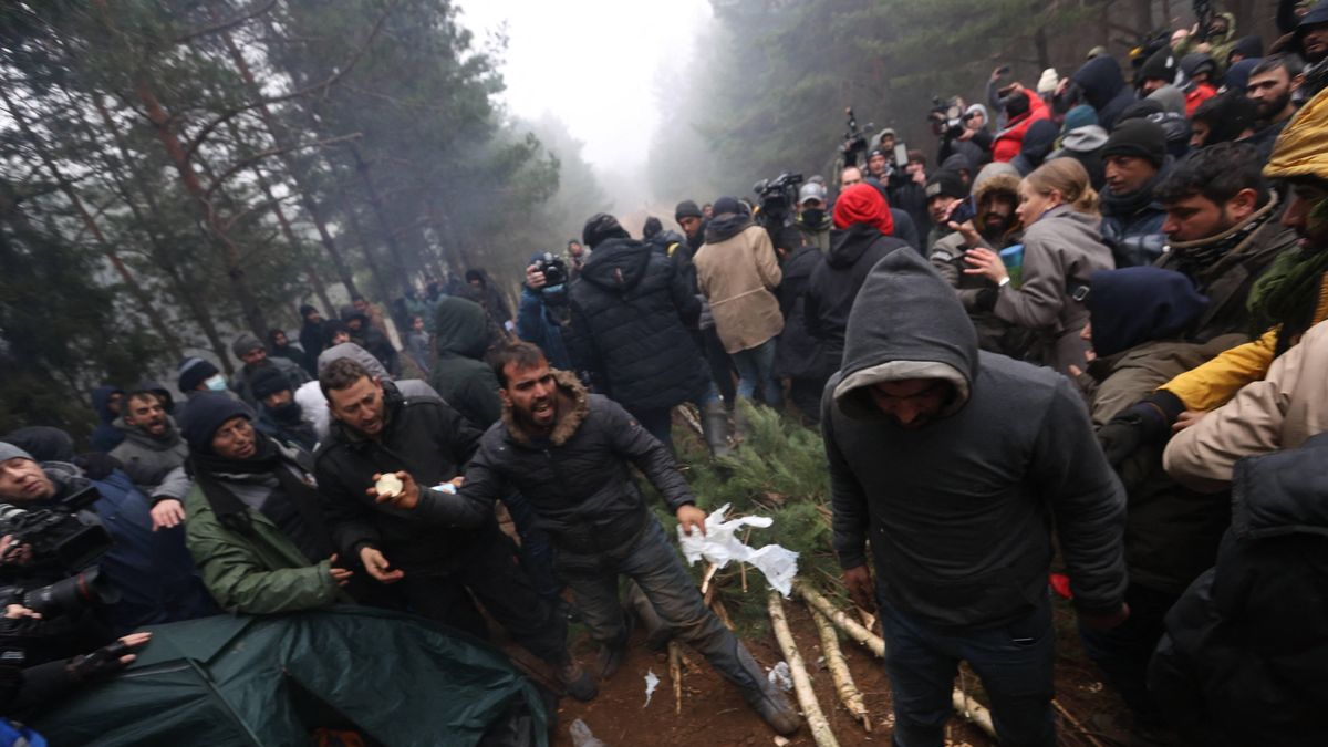 PAP/EPA / Na zdjęciu: migranci na granicy polsko-białoruskiej