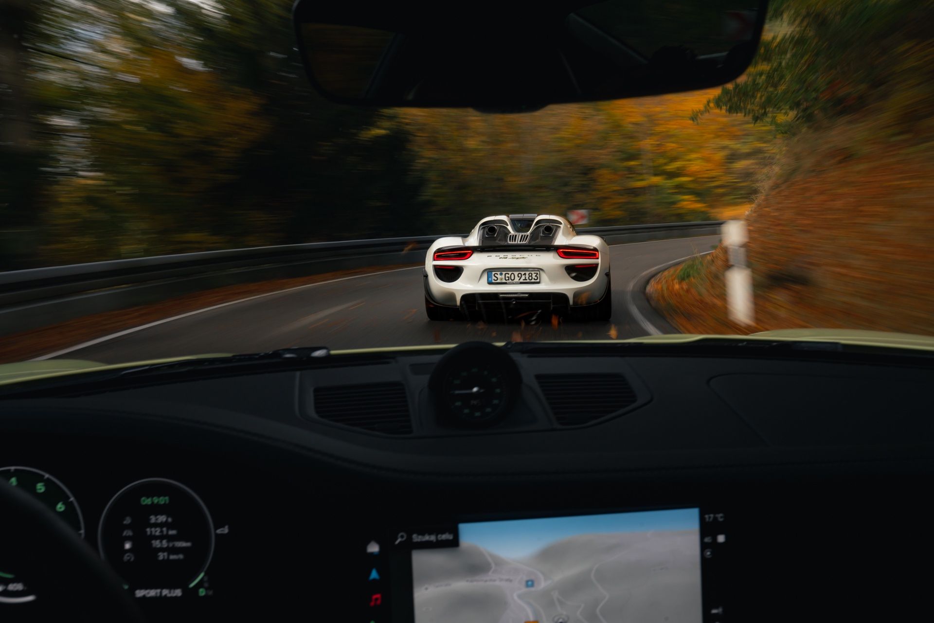 Porsche 918 Spyder vs Porsche 911 Carrera 4 GTS