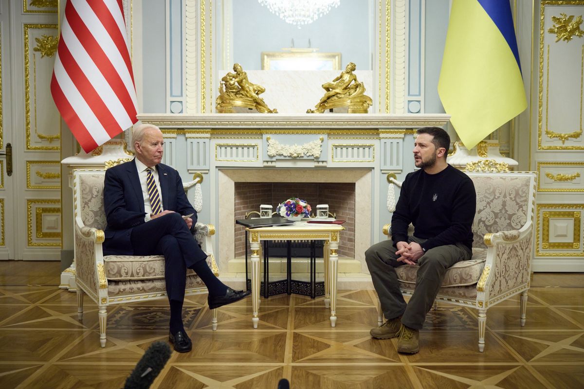 Prezydent USA Joe Biden podczas rozmów z prezydentem Ukrainy w trakcie niezapowiadanej wizyty w Kijowie