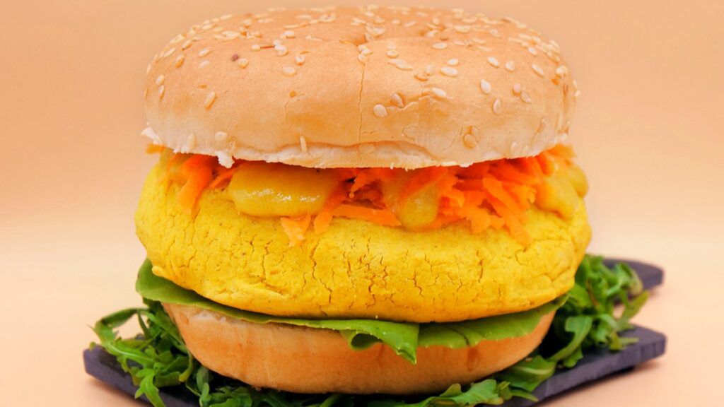 Wegański burger z cieciorką i sosem musztardowym przepis