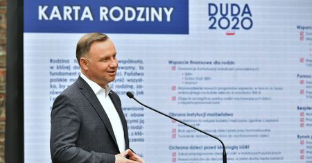 "Podnoszenie standardów" czy "dzielenie Polaków"? Burza wokół Karty Rodziny