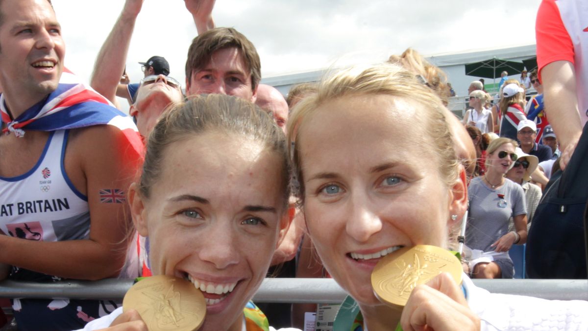 Magdalena Fularczyk-Kozłowska (z lewej) i Natalia Madaj-Basińska (z prawej) ze złotym medalem olimpijskim Rio 2016