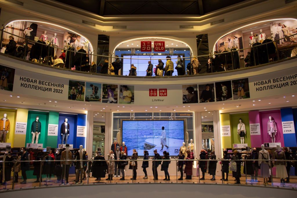 Zdjęcie poglądowe. Pokazuje kolejkę do sieci sklepów Uniqlo, która wycofuje się z Rosji, 11 marca 2022 r.