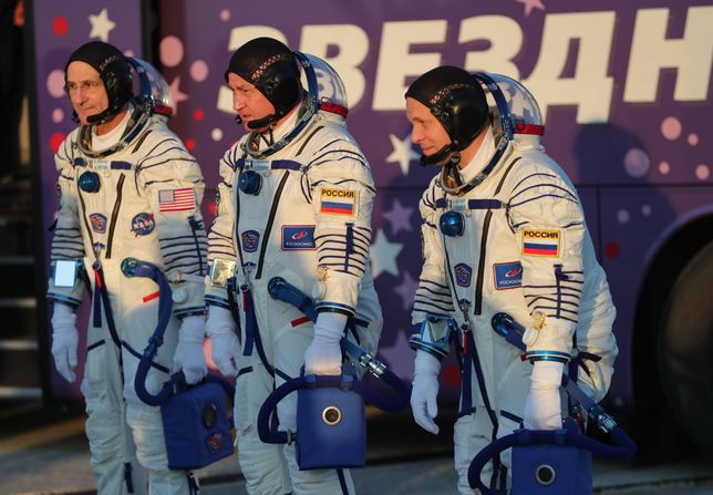 epa11598586 (L-R) The International Space Station (ISS) crew members NASA astronaut Don Pettit, Roscosmos cosmonauts Alexey Ovchinin and Ivan Vagner board the Soyuz MS-26 spacecraft for the launch at the Baikonur cosmodrome, Kazakhstan, 11 September 2024. Crew members Roscosmos cosmonauts Alaxey Ovchinin, Ivan Vagner and NASA astronaut Don Pettit are scheduled to launch on the Soyuz MS-26 to the International Space Station (ISS) on 11 September 2024.  EPA/PAVEL MIKHEYEV / POOL Dostawca: PAP/EPA.PAVEL MIKHEYEV / POOL