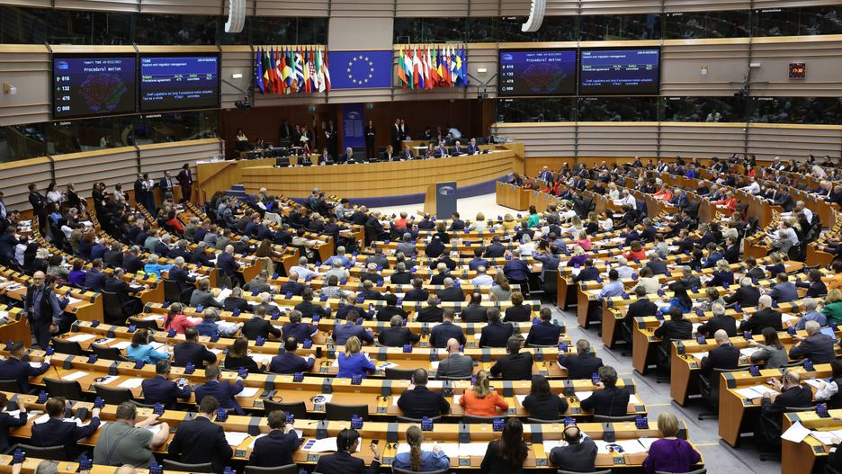 European Parliament approved a reform of EU asylum law
epa11270627 Members of European Parliament vote on an amendment of the Migration and Asylum package during a plenary session at the European Parliament in Brussels, Belgium, 10 April  2024. The European Parliament approved a reform of EU asylum law. Members of European Parliament voted to speed up asylum procedures and facilitate deportations.  EPA/OLIVIER HOSLET 
Dostawca: PAP/EPA.
OLIVIER HOSLET