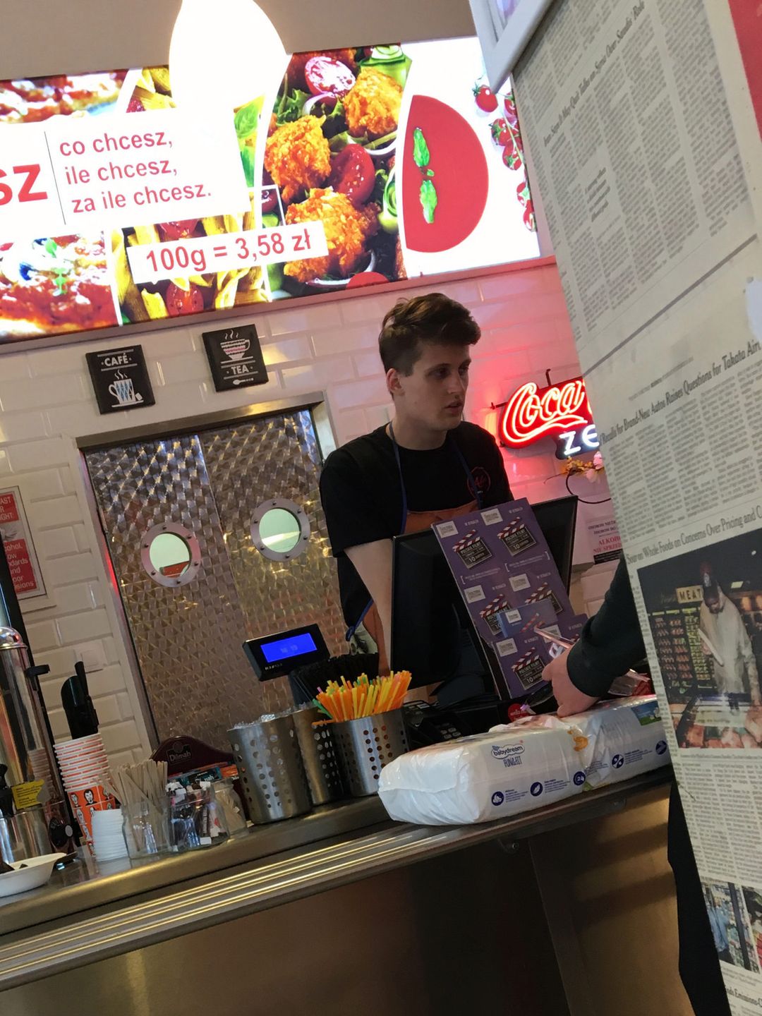 Samuel Kowalski z Top Model sprzedaje fast foody w galerii handlowej w Starachowicach (fot. Jastrząb Post Exclusive)