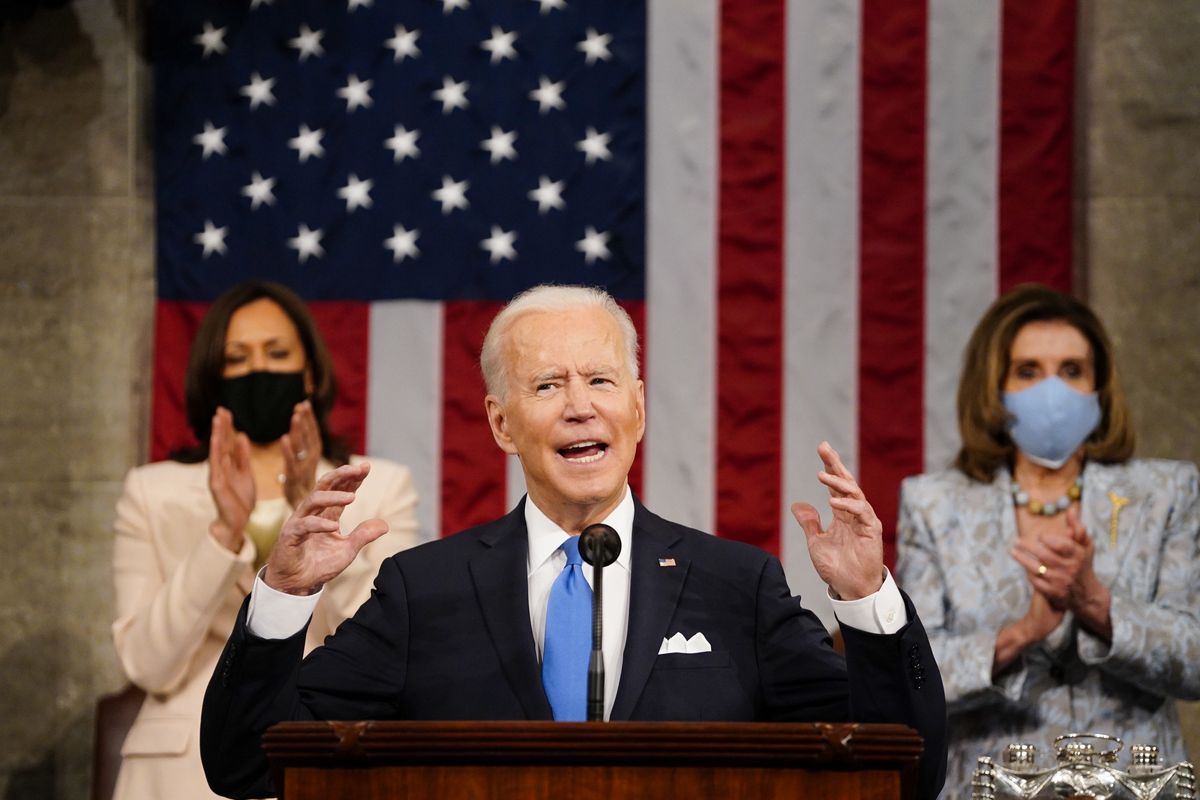 Joe Biden przemawia w Kongresie. W tle wiceprezydent USA Kamala Harris oraz Spikerka Izby Reprezentantów Nancy Pelosi