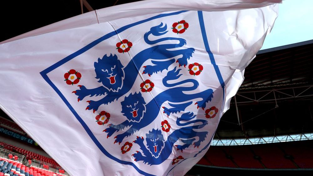 flaga z herbem reprezentacji Anglii