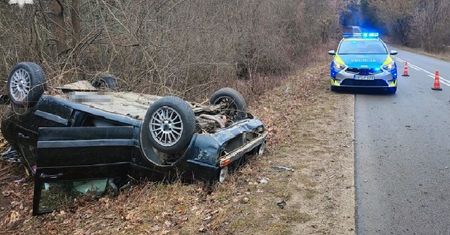 Za szybko w zakręcie. Kierowca Volkswagena wypadł z drogi i dachował. On i pasażerka trafili do szpitala