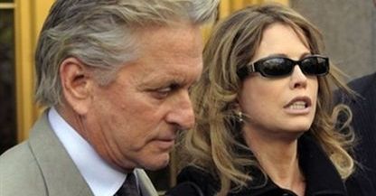 Nad Michaelem Douglasem krążą sępy