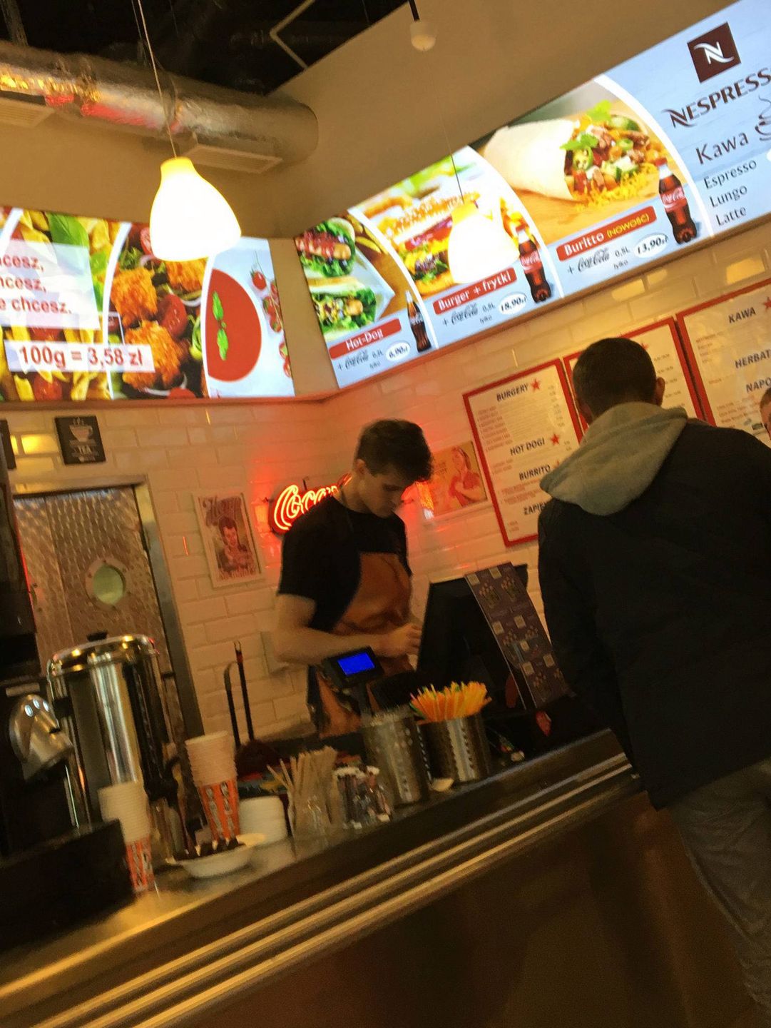 Samuel Kowalski z Top Model sprzedaje fast foody w galerii handlowej w Starachowicach (fot. Jastrząb Post Exclusive)