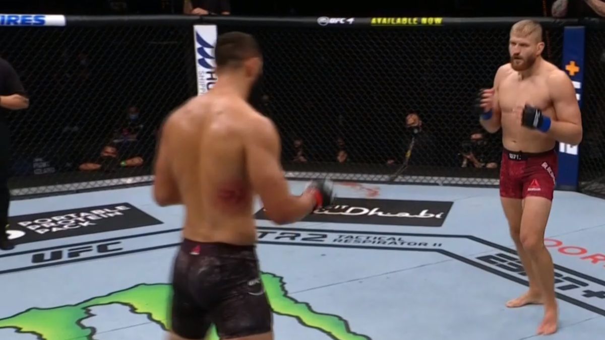 Materiały prasowe / Screen Polsat Sport / Kopnięcia na korpus pozbawiły szans Reyesa w walce z Błachowiczem