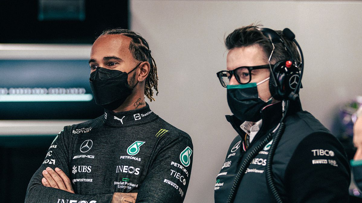 Materiały prasowe / Mercedes / Na zdjęciu: Lewis Hamilton (po lewej) i inżynier Mercedesa