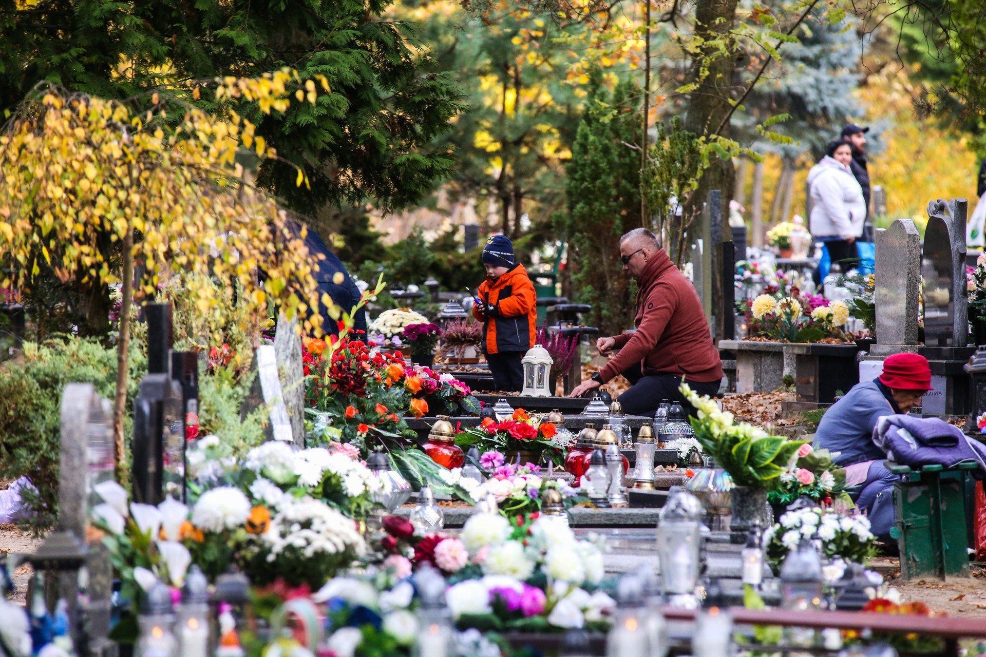 Cmentarne triki na Wszystkich Świętych