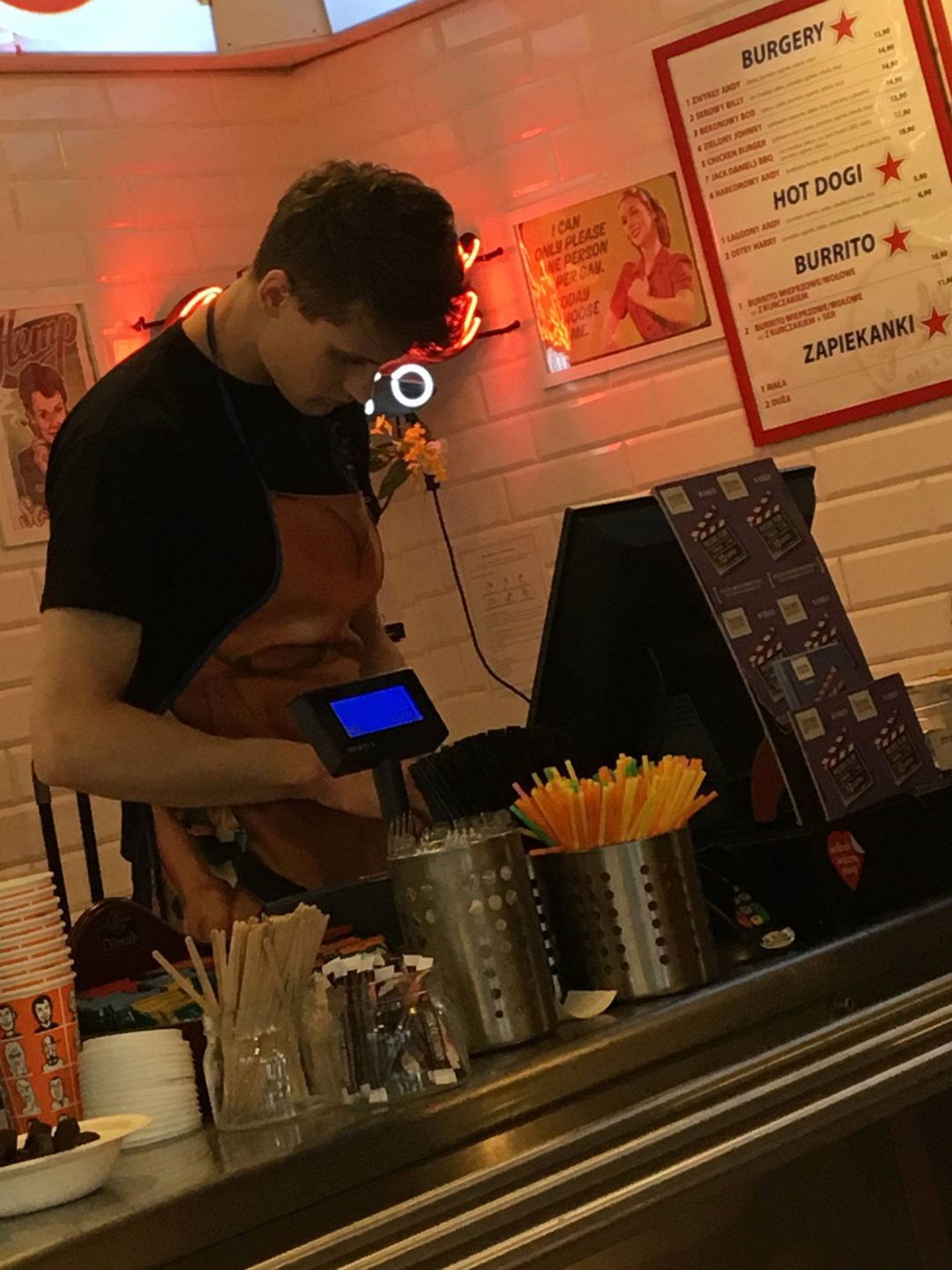 Samuel Kowalski z Top Model sprzedaje fast foody w galerii handlowej w Starachowicach (fot. Jastrząb Post Exclusive)