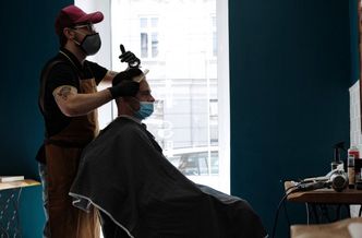 Fryzjerzy i kosmetyczki mają terminy zajęte na 2 tygodnie do przodu. Wróciła połowa klientów