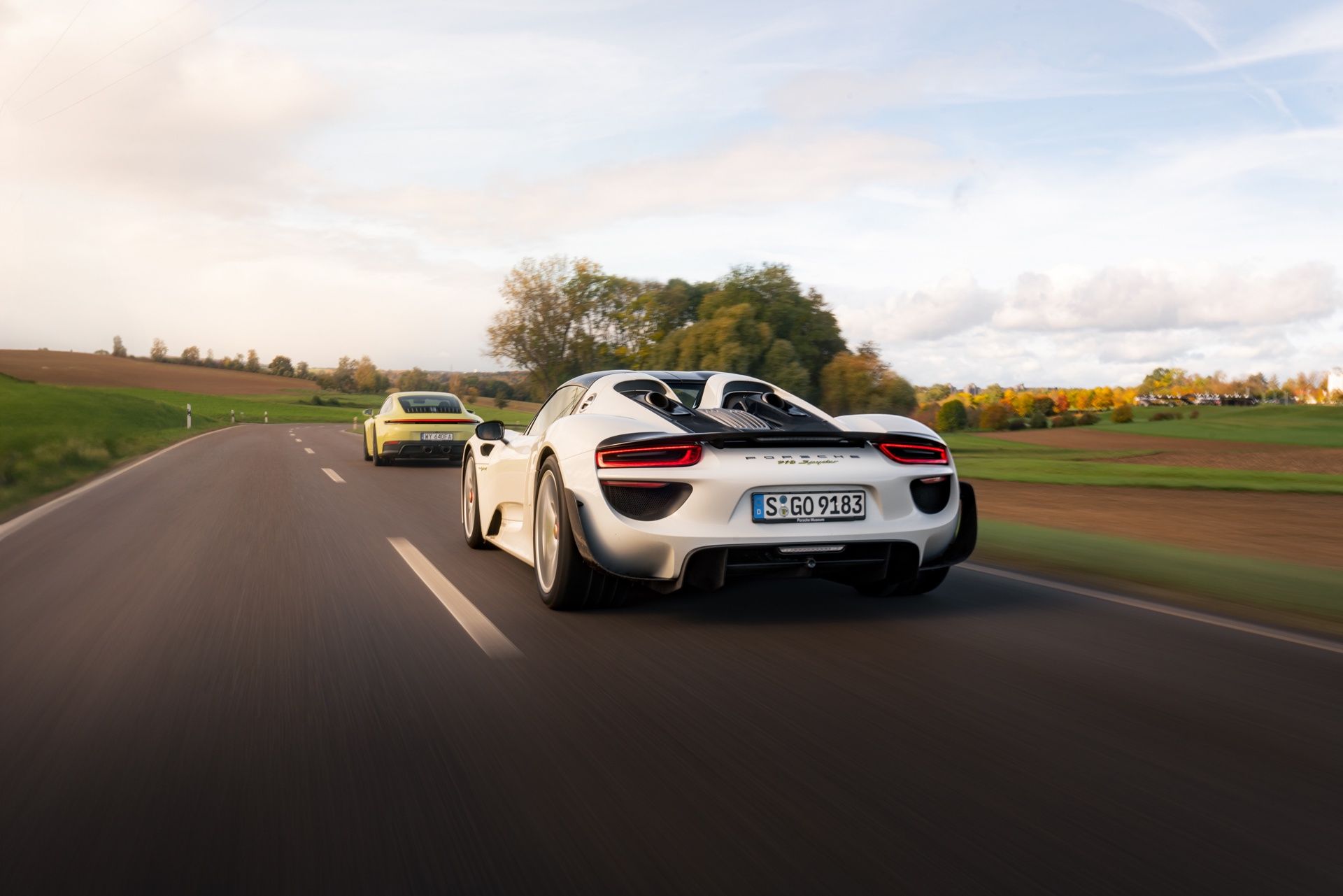 Porsche 918 Spyder vs Porsche 911 Carrera 4 GTS