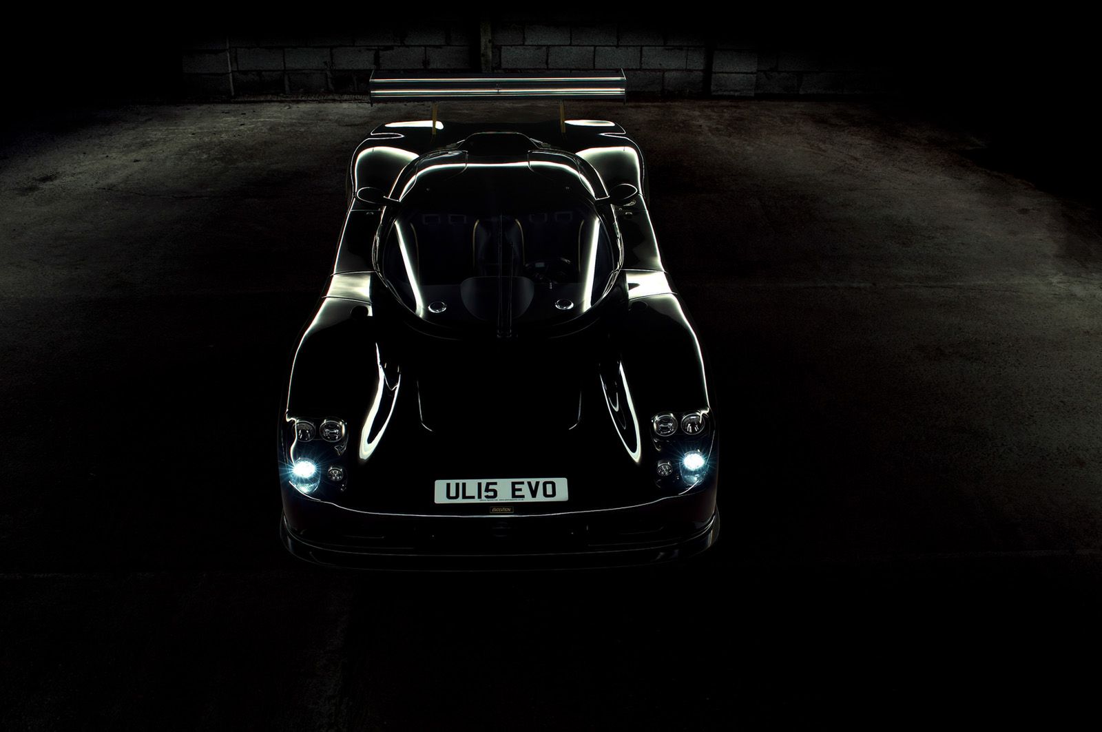 Auto może zostać wyposażone w klimatyzację, system audio Alpine, nawigację satelitarną, Bluetooth oraz kamerę cofania i czujniki cofania.