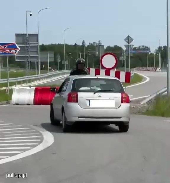 Wziął motocyklistę na maskę toyoty, gdy ten próbował go zatrzymać.