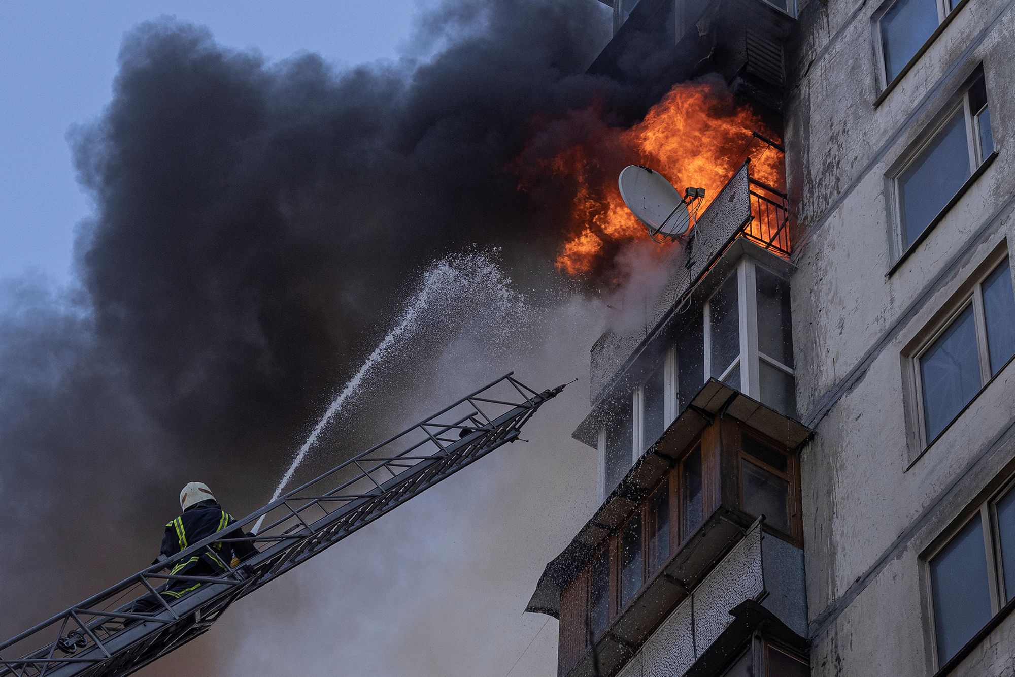 Wojna w Ukrainie. Zbombardowane osiedle w Kijowie pokazuje bezwzględność Rosjan 10