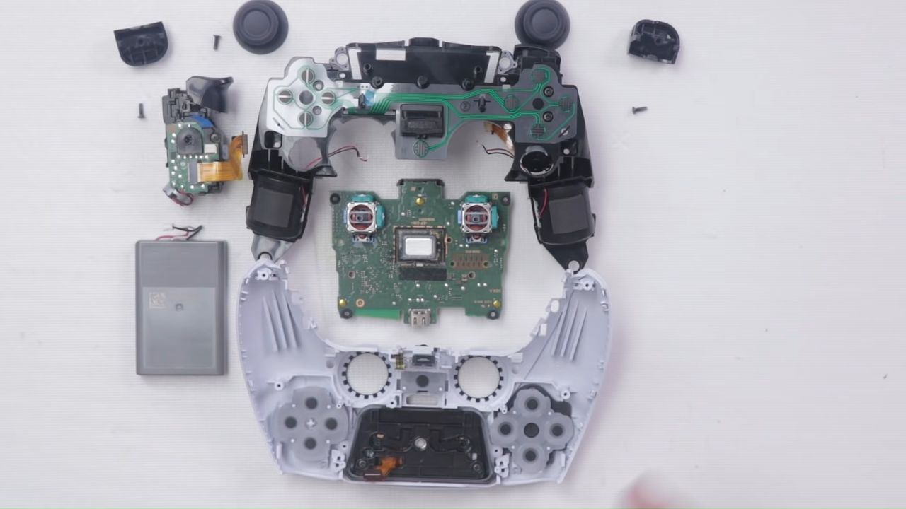 DualSense - kontroler do PS5 po rozebraniu, fot. TronicsFix/YouTube