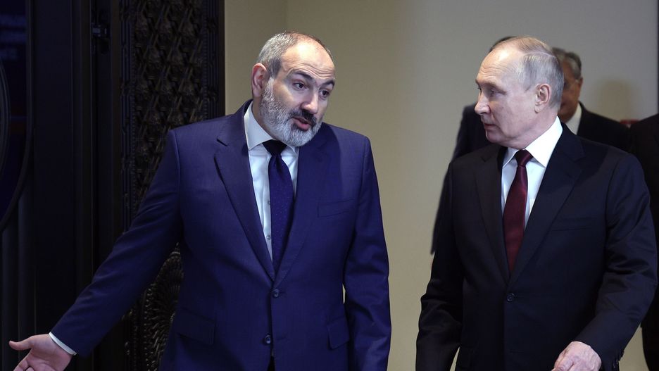 Russian President Vladimir Putin (R) speaks with Armenian Prime Minister Nikol Pashinyan after a regular session of the Collective Security Council of the Collective Security Treaty Organization (CSTO) in Yerevan, Armenia, 23 November 2022. EPA/VLADIMIR SMIRNOV / SPUTNIK / KREMLIN POOL MANDATORY CREDIT Dostawca: PAP/EPA.