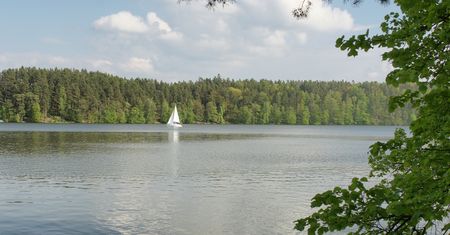 Właściciel działki nad jeziorem przegrał w sądzie. Poszło o brzeg