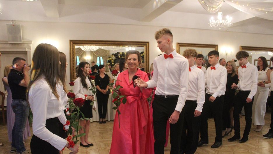 Bal ósmoklasistów 2025 ze Szkoły Podstawowej nr 8 im. Jana Brzechwy w Bełchatowie