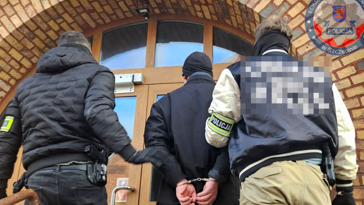 Zatrzymanie mężczyzny, który rzucił butelką w wóz strażacki