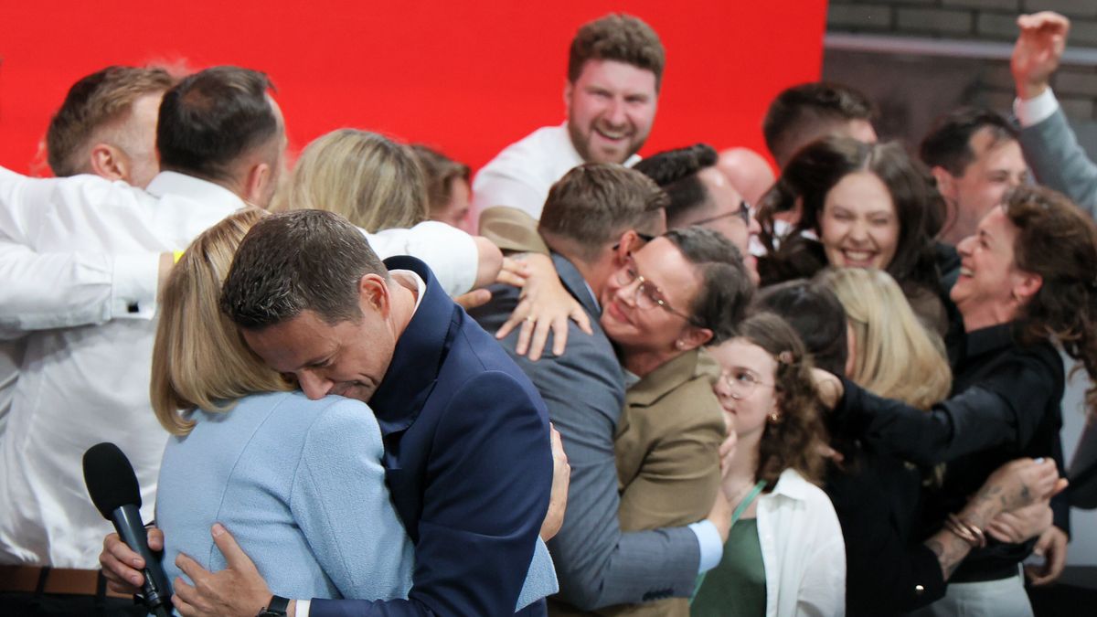 Rafa� Trzaskowski, Ma�gorzat� Trzaskowska
Warszawa, 01.06.2025. Wybory prezydenta RP - II tura. Kandydat KO w wyborach prezydenckich, prezydent Warszawy Rafa� Trzaskowski (C-P) z �on� Ma�gorzat� (C-L) w sztabie wyborczym w Warszawie, 1 bm. Zako�czy�o si� g�osowanie w II turze wybor�w prezydenta RP. (aldg) PAP/Pawe� Supernak
Pawe� Supernak
II, II tura, Koalicja Obywatelska, polityk, prezydenckie, prezydenta rp, sztab, wiecz�r wyborczy, wybory, wynik