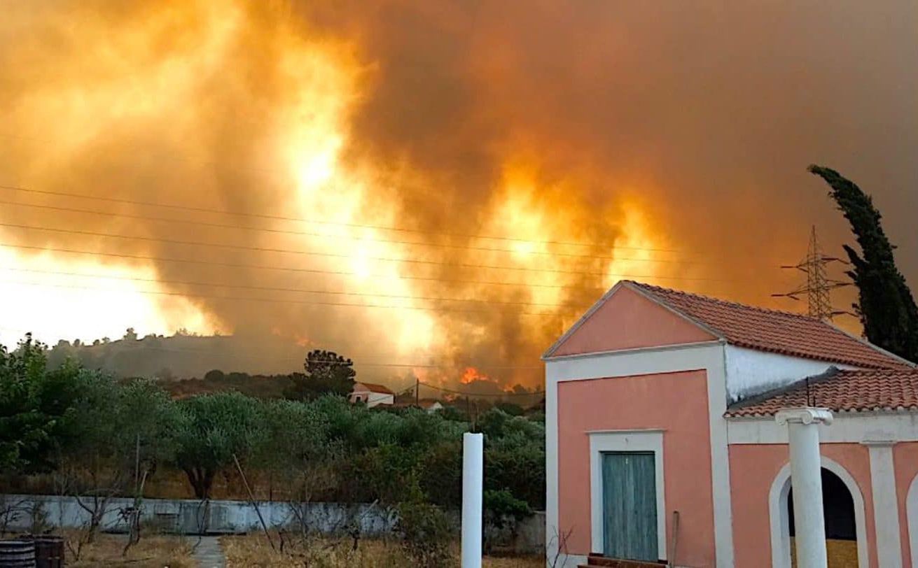 Popularna grecka wyspa walczy z pożarami. Turyści bez prądu i wody