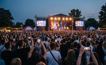 Darmowe koncerty rzut beretem od Włocławka. Zagra Oskar Cyms, Viki Gabor i Ania Wyszkoni