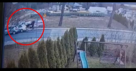 Skończył jazdę na bagażniku. Motorowerzysta nie zdążył zahamować