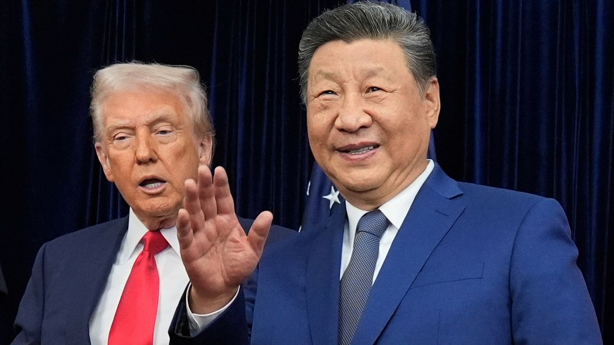 Temporary
Chinese President Xi Jinping, right, waves, with President Donald Trump, ahead of their summit talk at Gimhae International Airport in Busan, South Korea, Thursday, Oct. 30, 2025. (AP Photo/Mark Schiefelbein)
Mark Schiefelbein