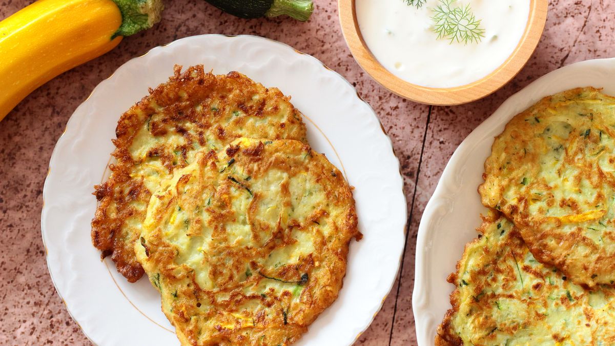 Placki z cukinii można przygotować w  wersji dietetycznej.