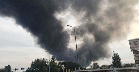 Pożar w Sosnowcu. Płoną pojemniki z nieznaną substancją. Trwa akcja gaśnicza